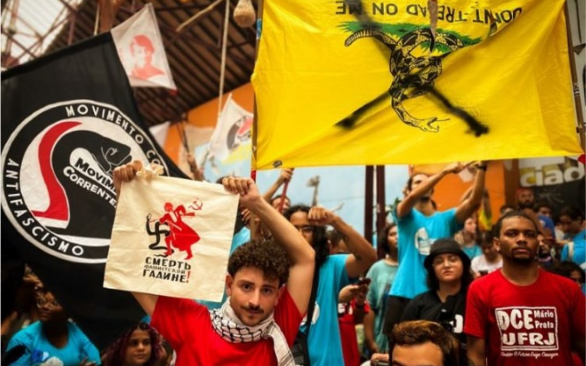 Movimentos revolucionários de esquerda exibem a bandeira roubada, que acabou sendo depredada e colocada de cabeça para baixo