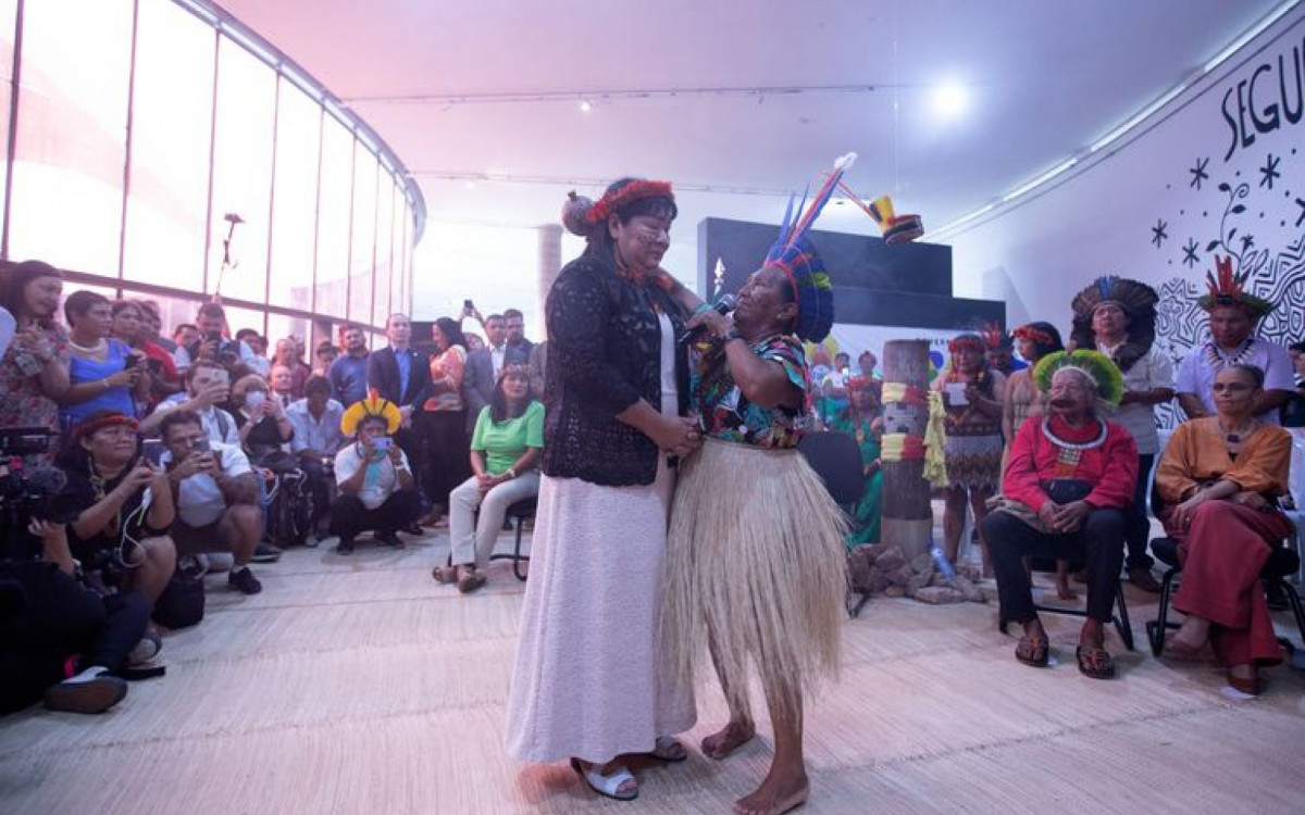 Cerim&ocirc;nia come&ccedil;ou com um ritual de defuma&ccedil;&atilde;o realizado pela paj&eacute; Mariana Macuxi