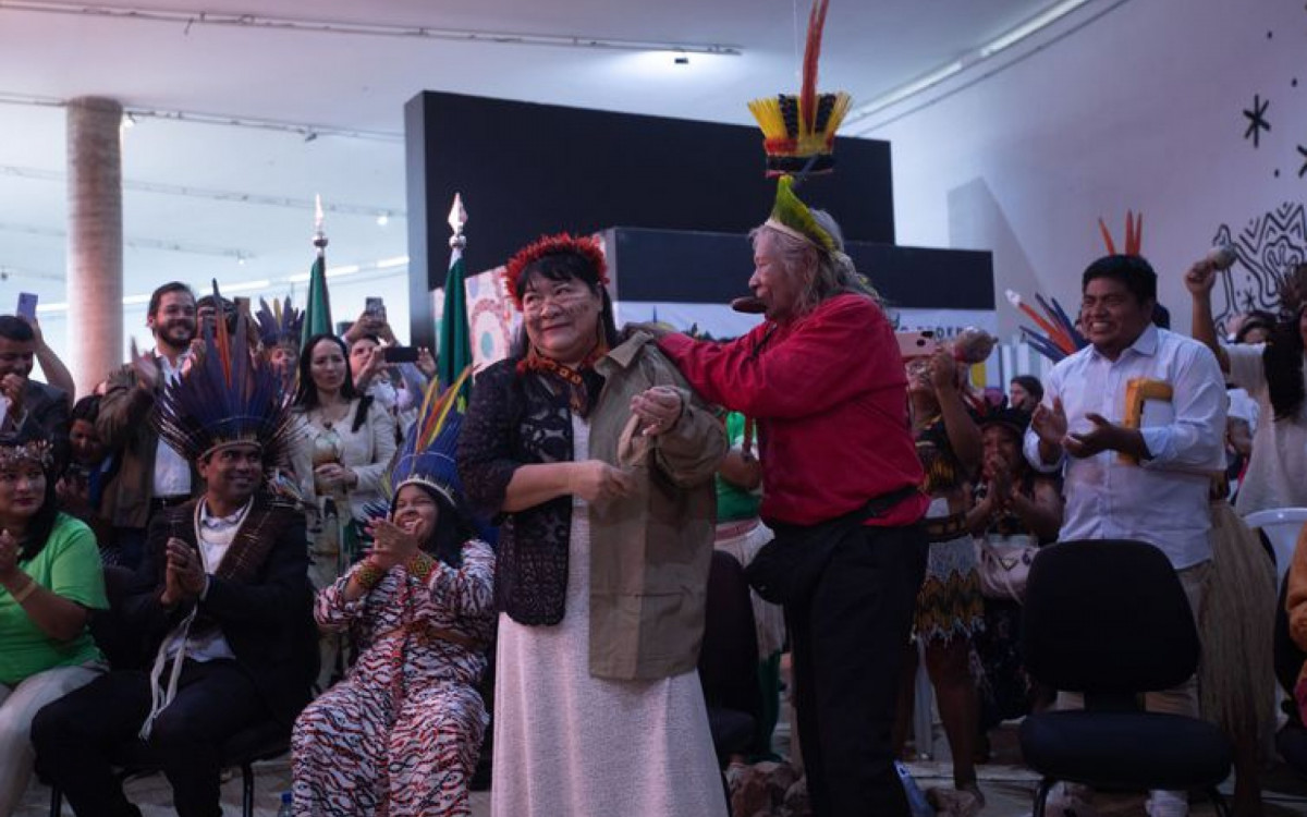 Presidente da Funda&ccedil;&atilde;o Nacional dos Povos Ind&iacute;gena, Joenia Wapichana, com o l&iacute;der ind&iacute;gena Raon&iacute;