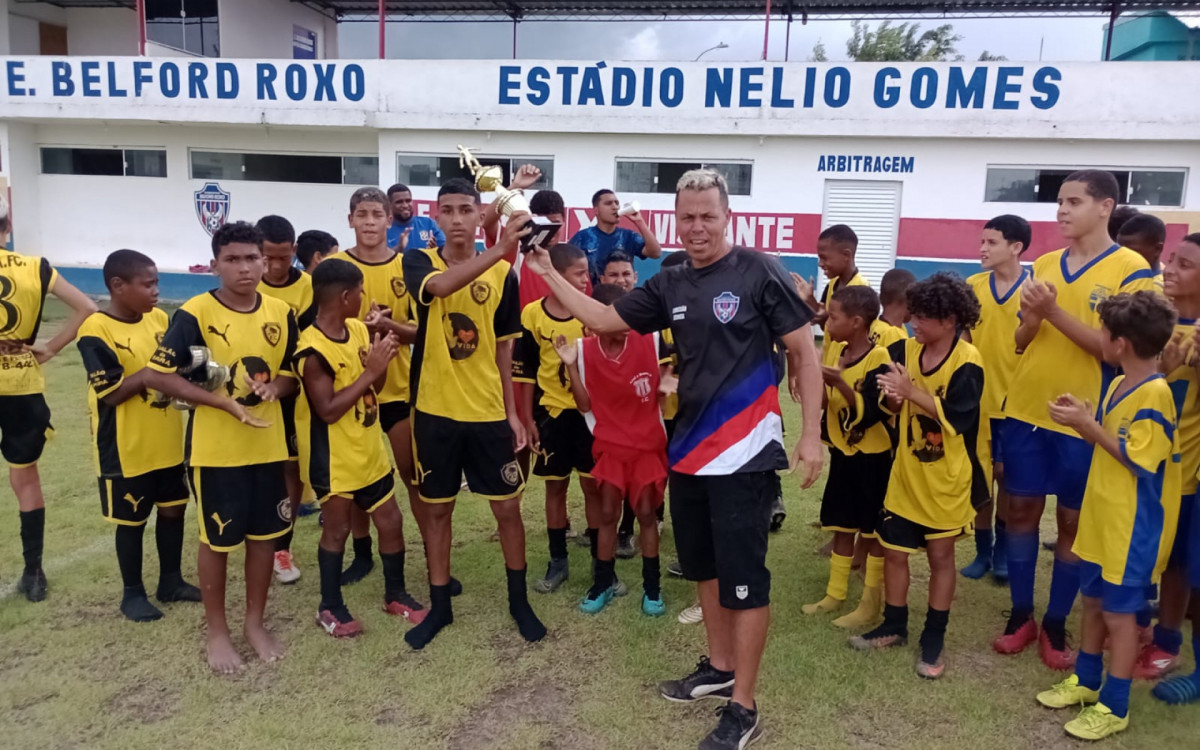 A equipe vice-campe&atilde;, Projeto Vida, com o trof&eacute;u de segundo lugar