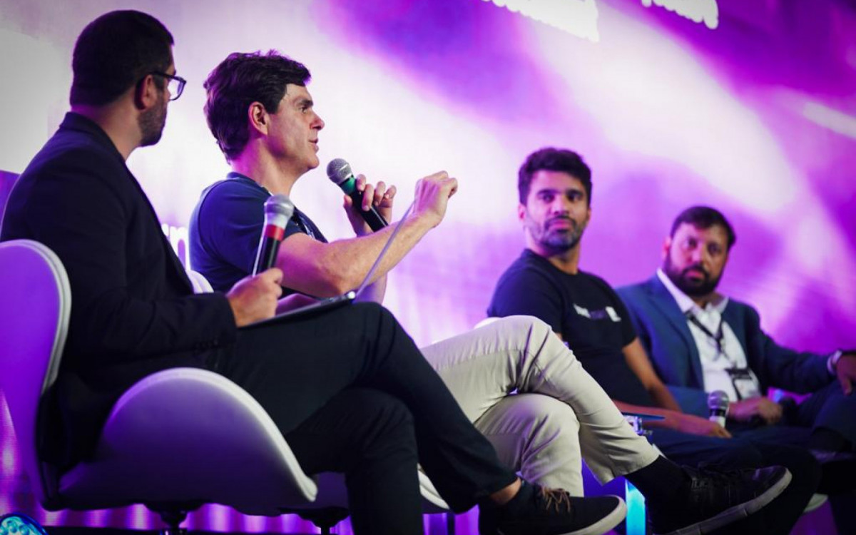 Guilherme Benchimol, fundador da XP, em palestra com Bruno Hora, CMO da InvestSmart, e Marcel Navarra, s&oacute;cio diretor da empresa