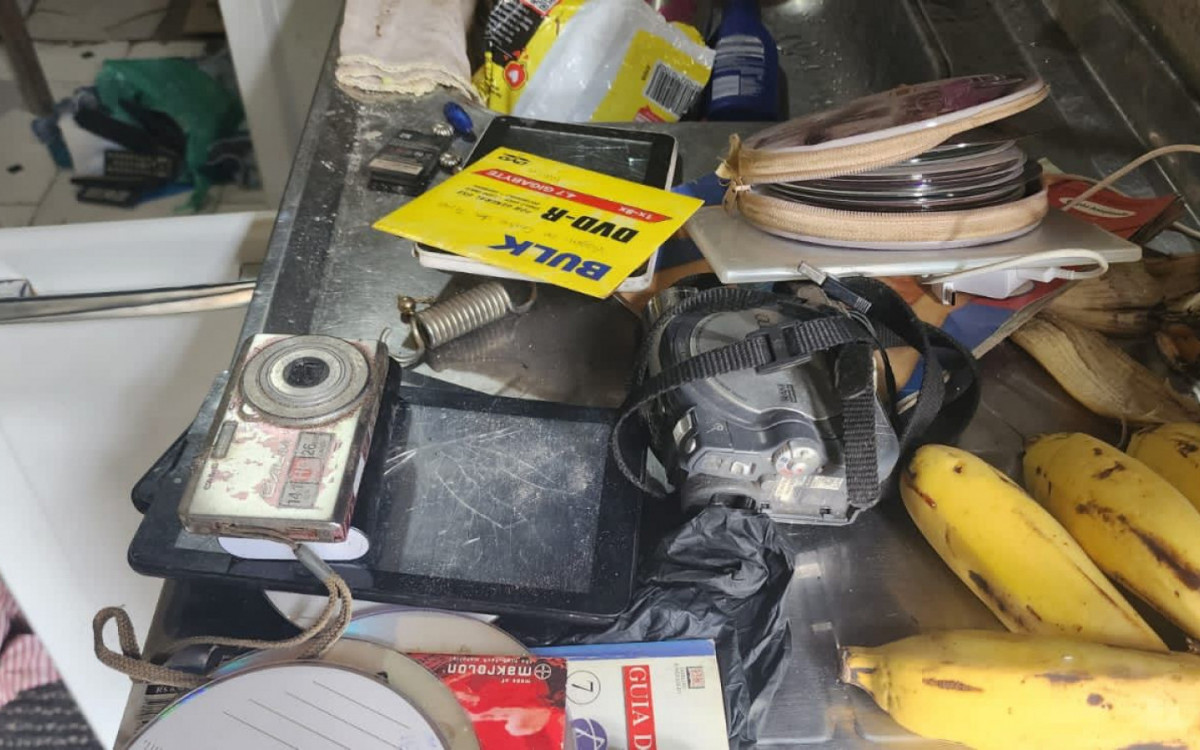 Os agentes encontraram uma caixa de papelão adaptada para camuflar um dispositivo de gravação que servia provavelmente para filmar as vítimas - Divulgação