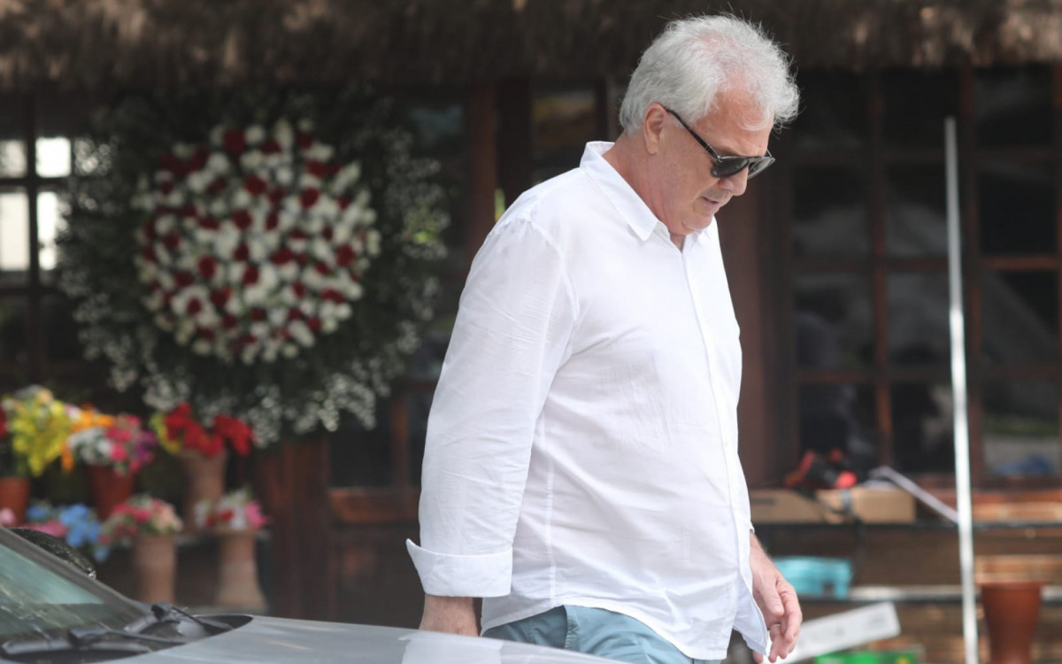 Pedro Bial comparece ao vel&oacute;rio de Gloria Maria