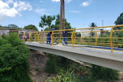 Instalação de ponte para travessia de pedestres conecta dois bairros