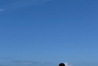 Alinne Moraes aproveita verão e compartilha cliques saindo do mar