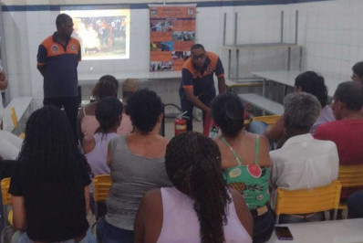 Funcionários de escola na Coreia participam de palestra sobre prevenção de incêndio e acidentes domésticos