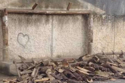 Abrigo de ônibus cai e fere idosa