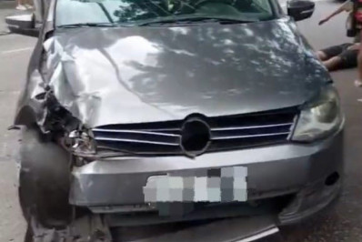 Apresentador Léo Batista sofre acidente de carro