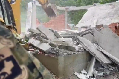 Construções irregulares em área de preservação permanente são demolidas em Paraty