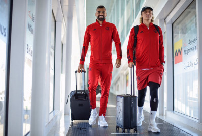 Com a presença de ídolo na delegação, Flamengo chega em Marrocos e é recebido por torcedores