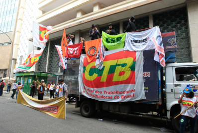 Funcionários da Americanas e sindicatos protestam no Centro do Rio