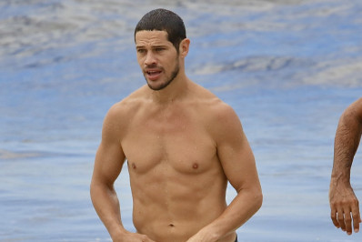 Solteiro, José Loreto curte dia de praia no Rio