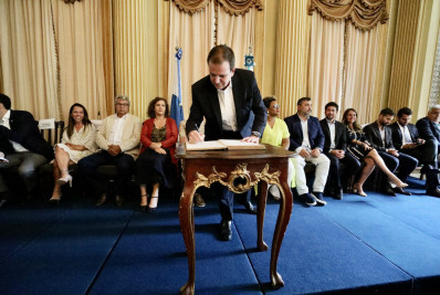 Prefeito do Rio dá posse aos novos secretários e dirigentes municipais