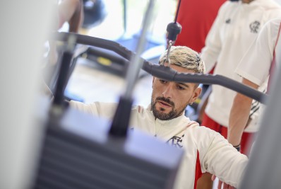 Com a presença de ídolo na delegação, Flamengo chega em Marrocos e é recebido por torcedores