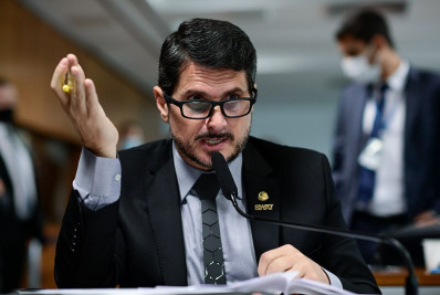 Marcos do Val fabrica versões conflitantes sobre plano e tenta implicar ministro