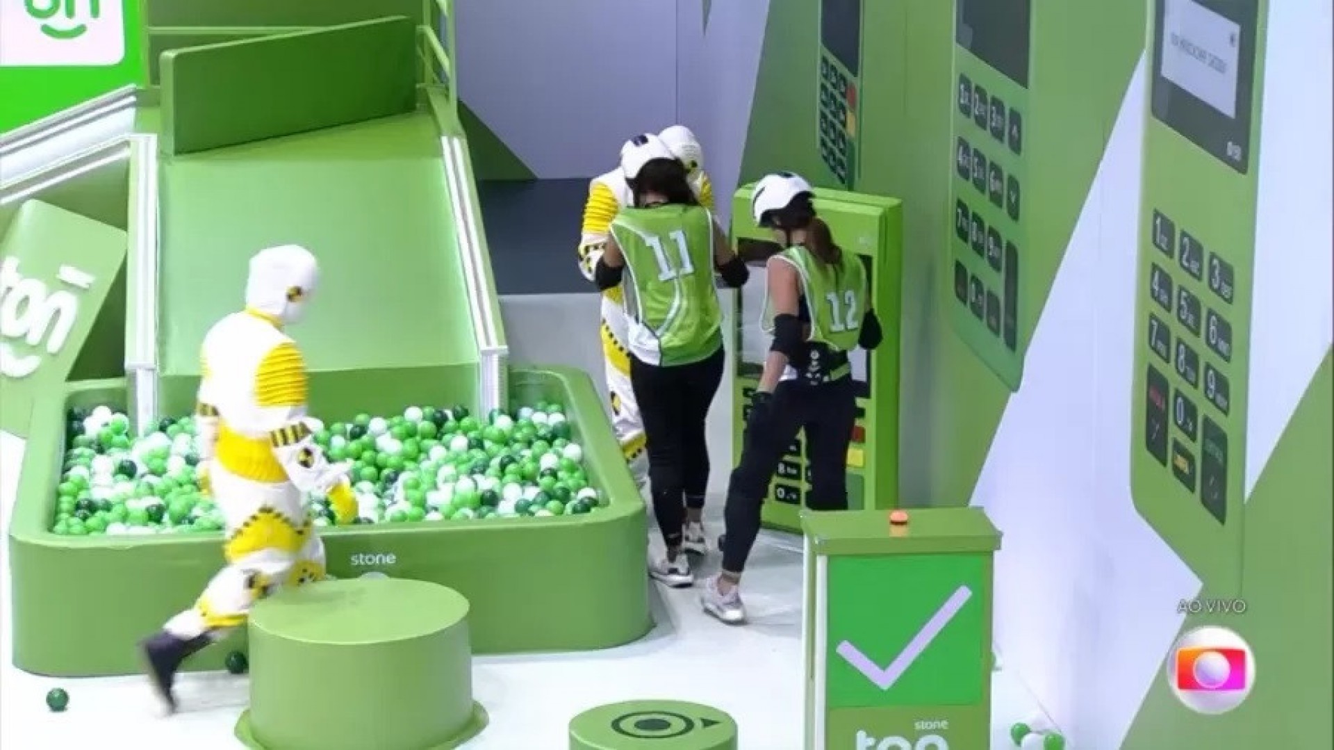 Domitila machuca o pé durante a prova do líder - Reprodução 