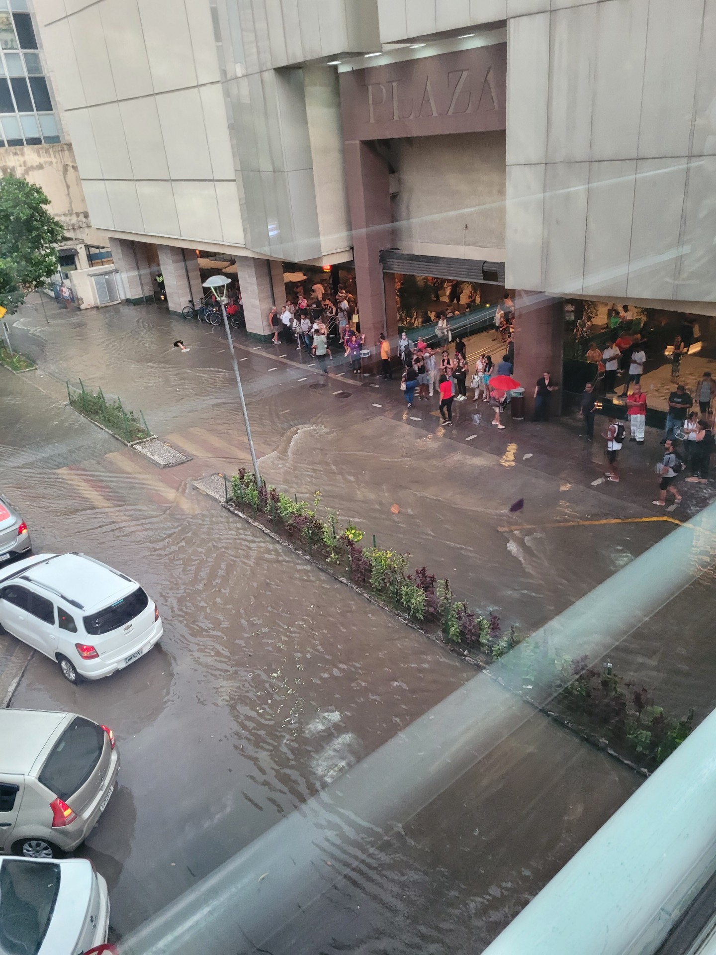 Centro de Niterói foi tomado pelas águas das chuvas após o temporal desta sexta-feira - Reprodução/Redes Sociais