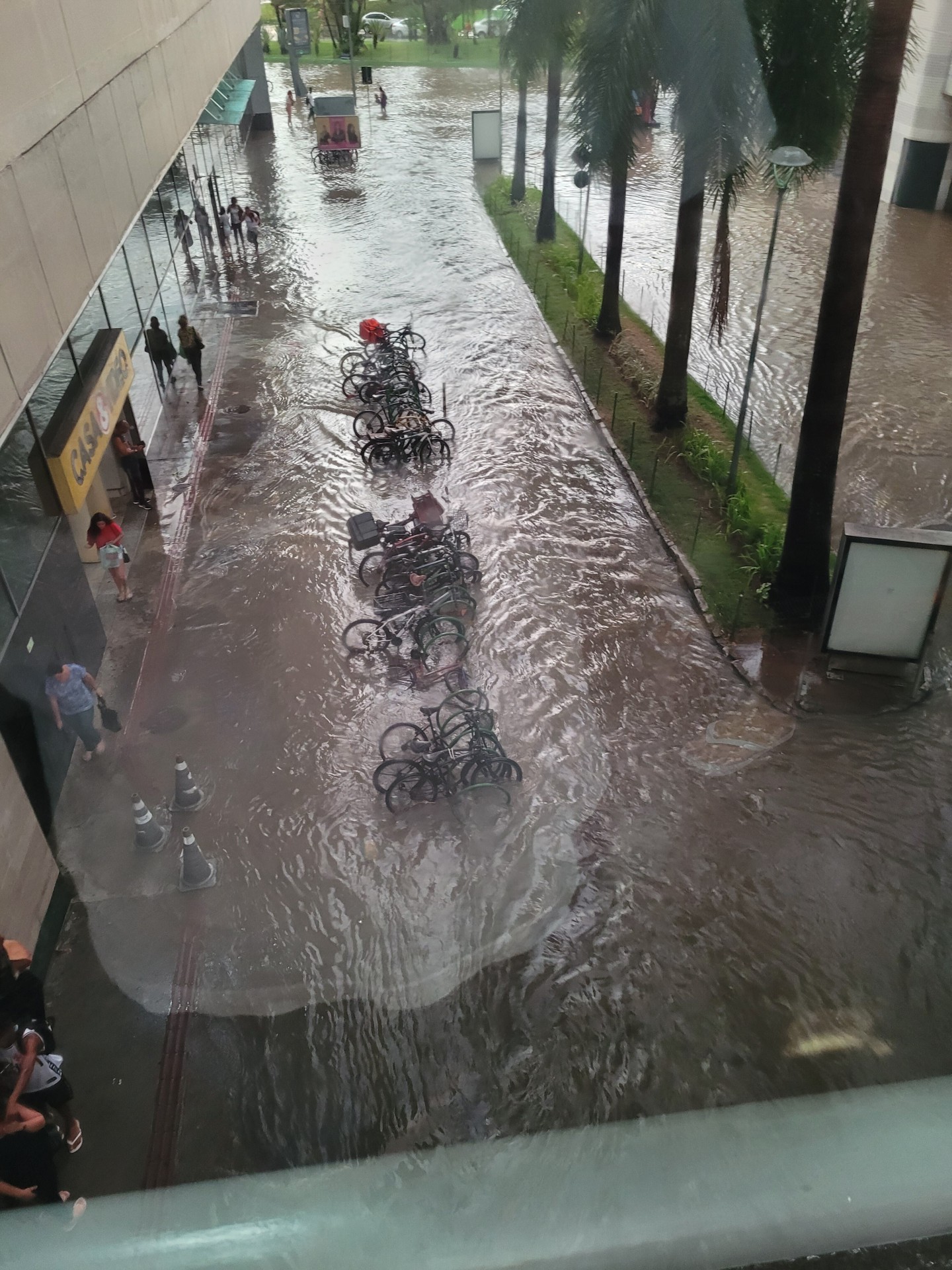 Centro de Niterói foi tomado pelas águas das chuvas após o temporal desta sexta-feira - Reprodução/Redes Sociais