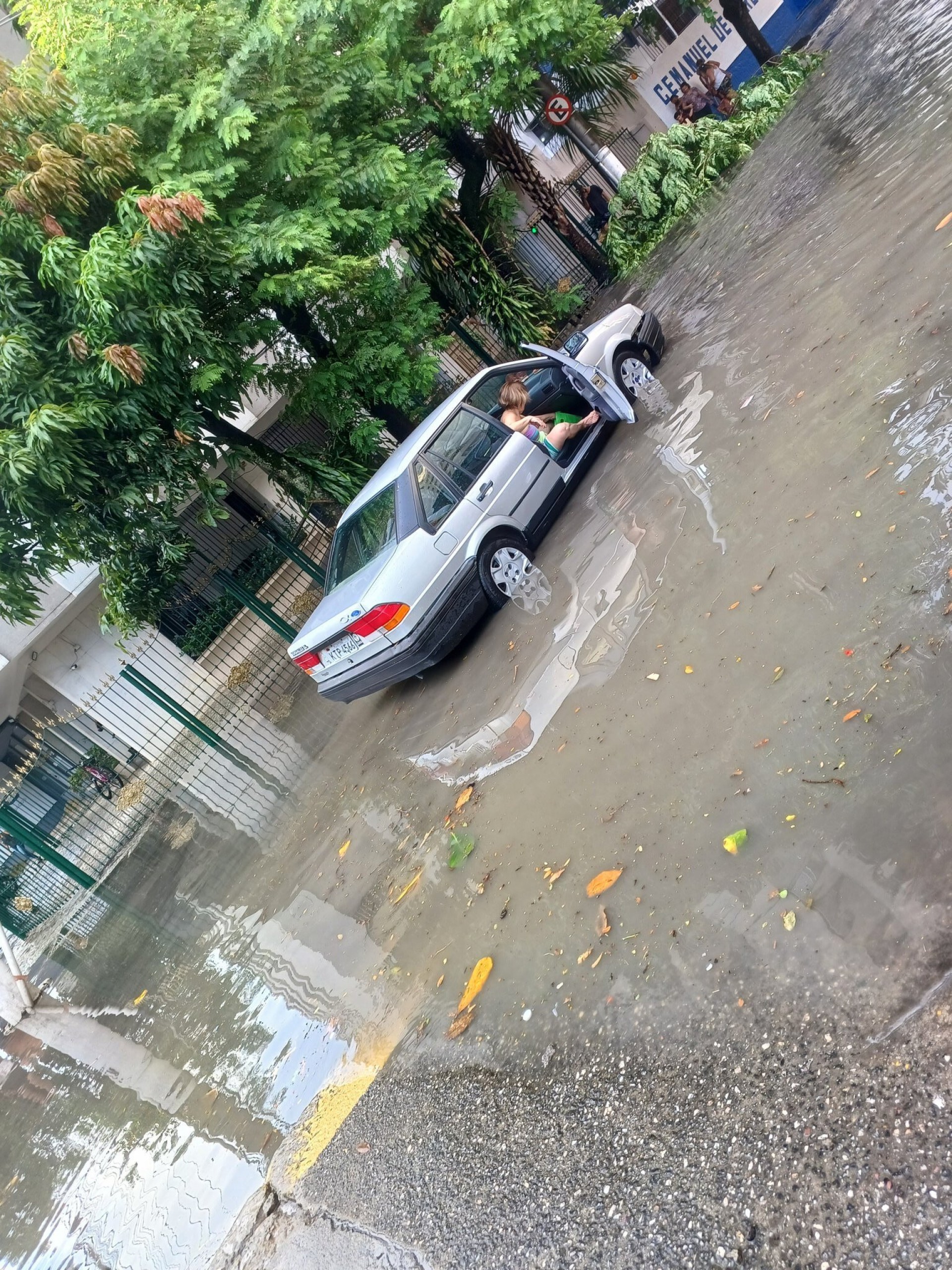 Centro de Niterói foi tomado pelas águas das chuvas após o temporal desta sexta-feira - Reprodução/Redes Sociais