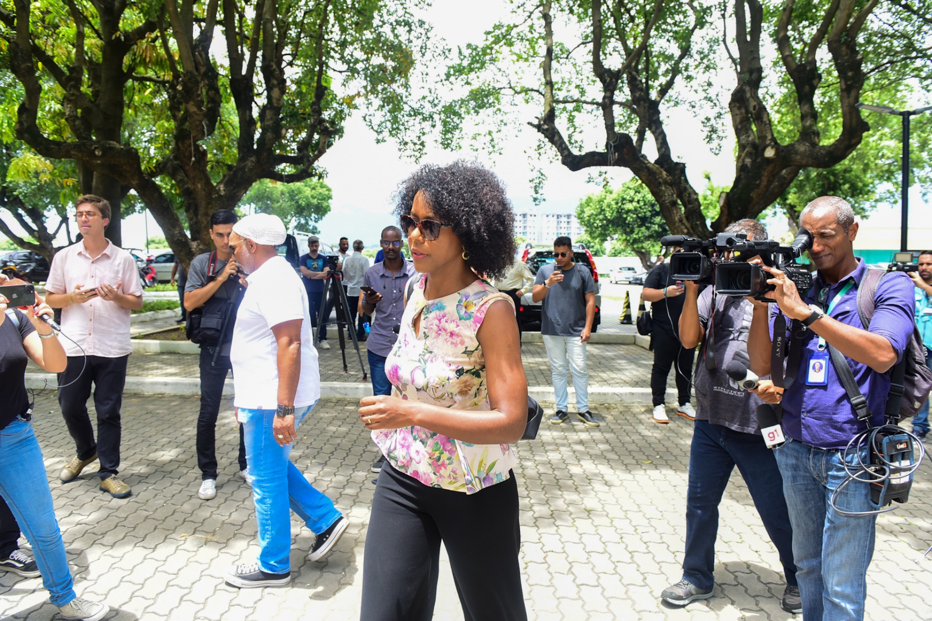 Maju Coutinho chega ao velório de Gloria Maria - Ag. News