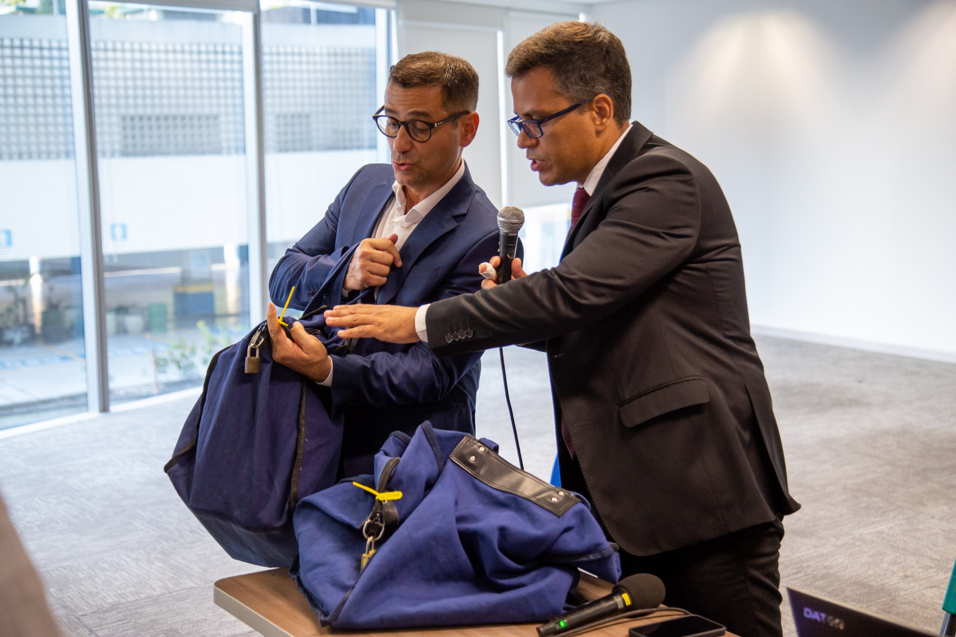 Propostas foram acondicionadas em malotes lacrados para abertura &agrave; tarde, para o leil&atilde;o em si, que foi realizado sob a organiza&ccedil;&atilde;o da UFRJ, com apoio do BNDES - Divulga&ccedil;&atilde;o/ UFRJ/ Mois&eacute;s Pimentel