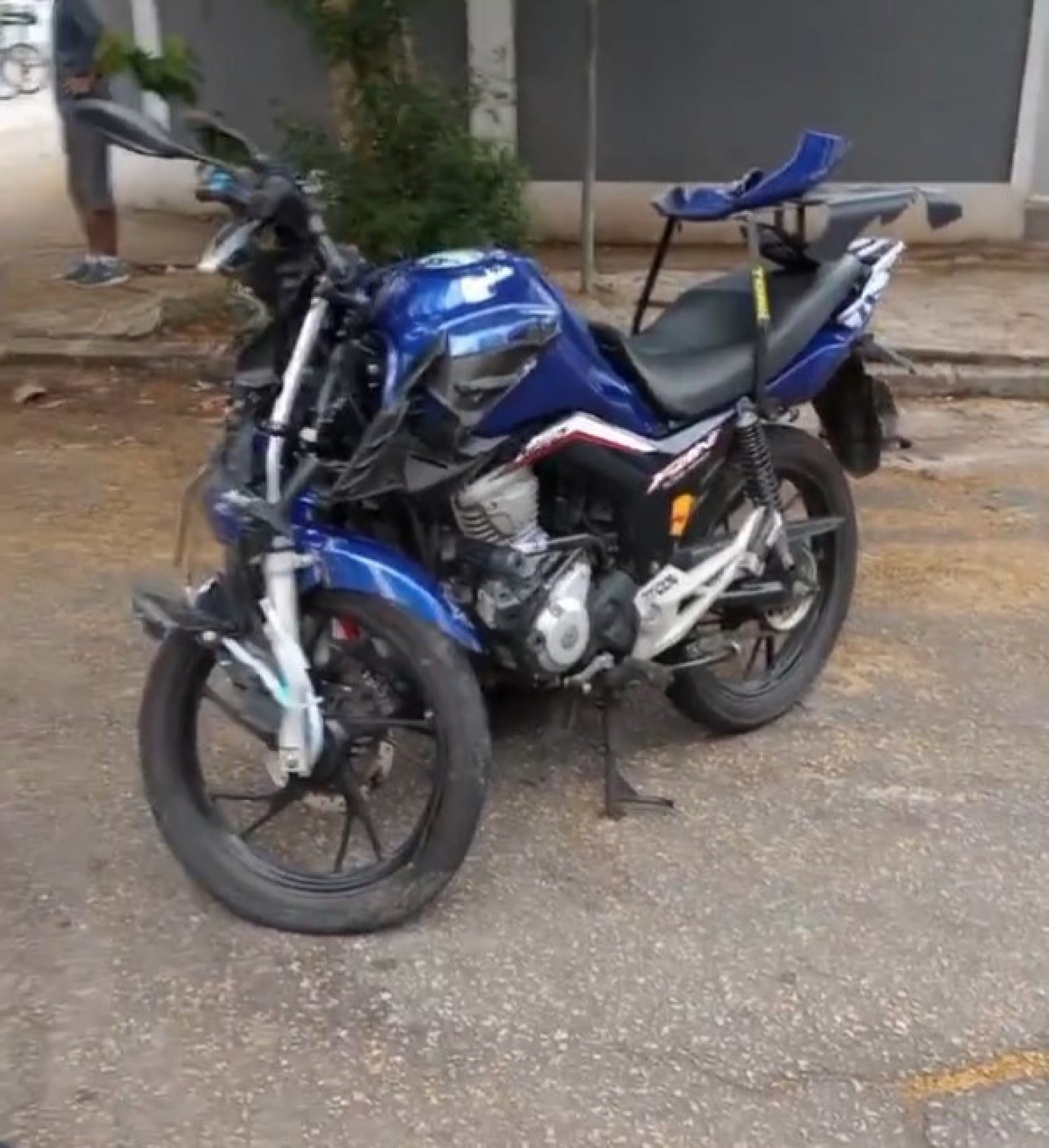 Acidente envolveu moto, tamb&eacute;m danificada