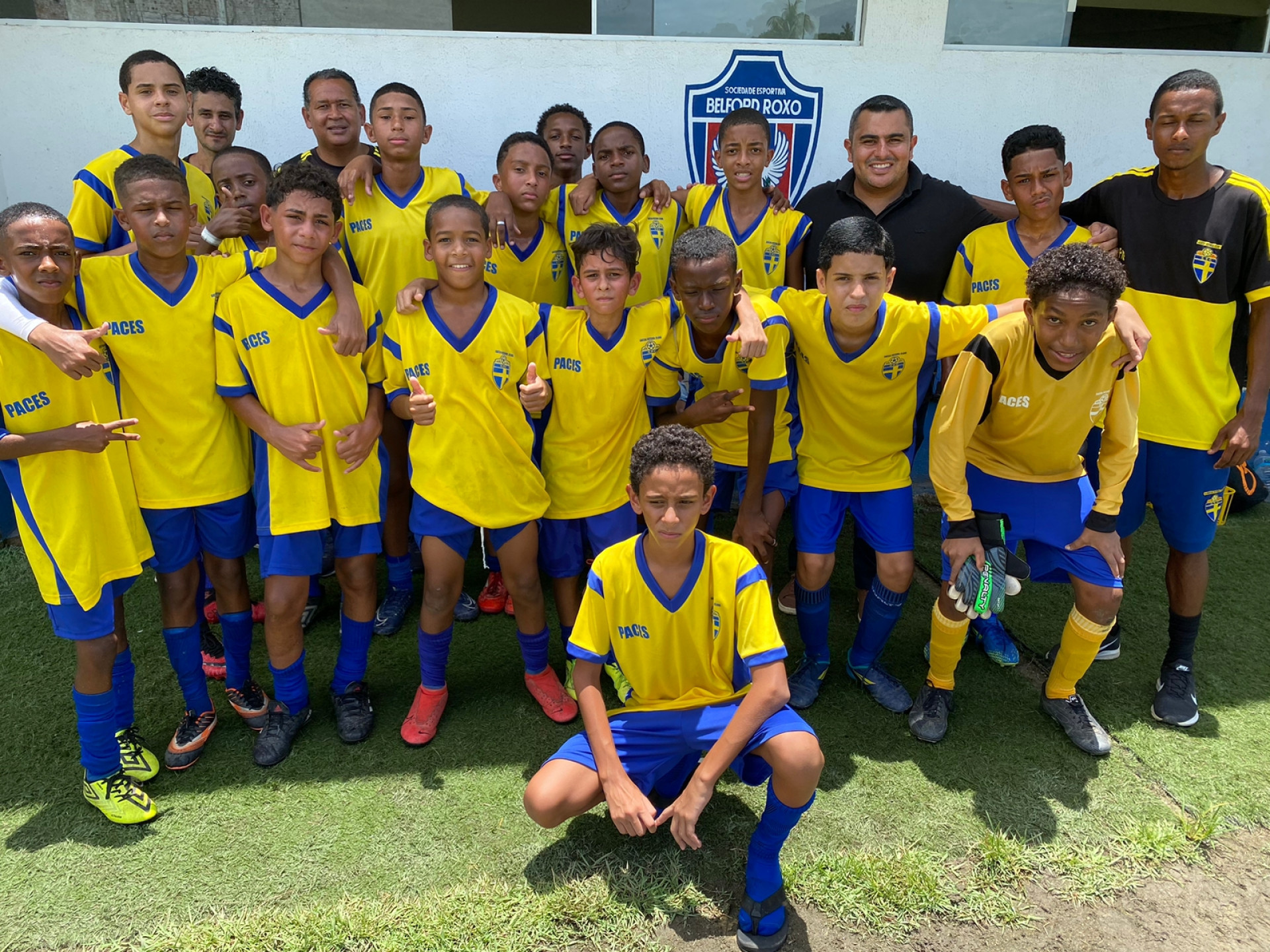 O secret&aacute;rio municipal de Esportes, Rodrigo Gomes, posa com o time campe&atilde;o - Divulga&ccedil;&atilde;o