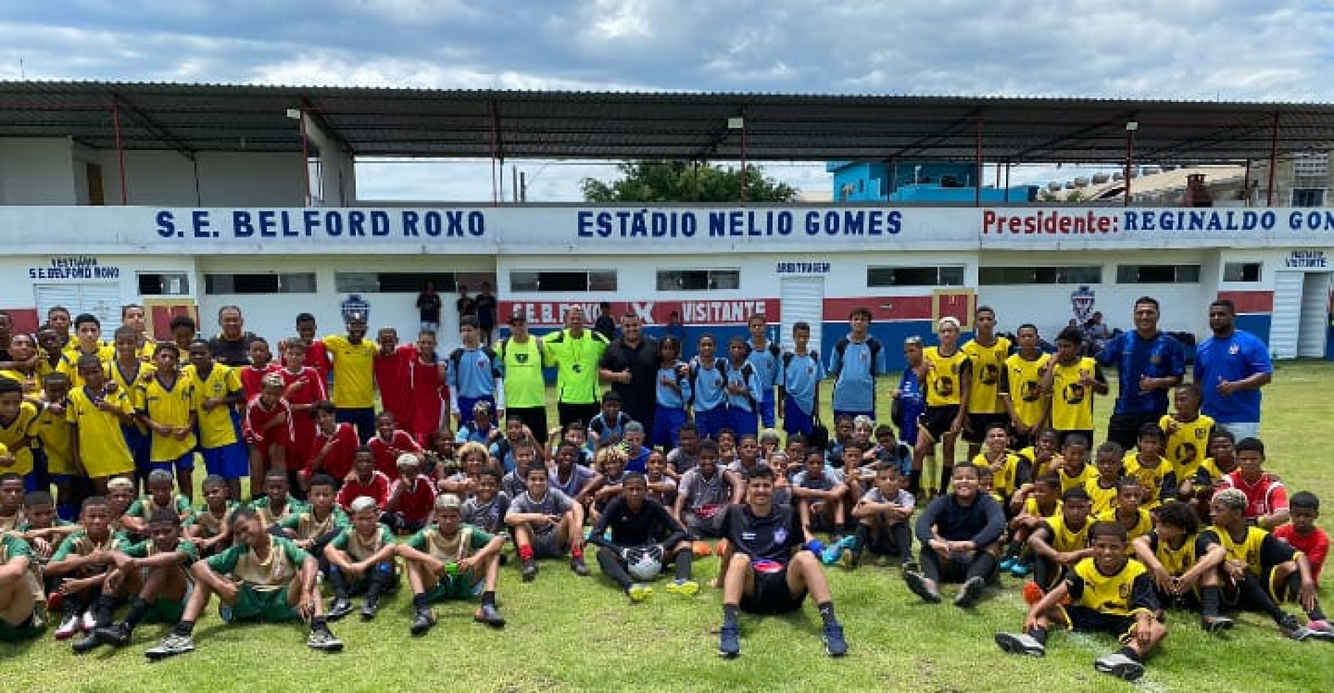 As equipes que participaram do torneio posam no gramado do Est&aacute;dio N&eacute;lio Gomes - Divulga&ccedil;&atilde;o
