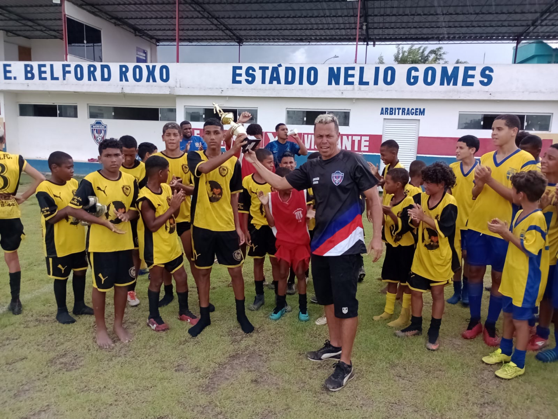 A equipe vice-campe&atilde;, Projeto Vida, com o trof&eacute;u de segundo lugar - Divulga&ccedil;&atilde;o 