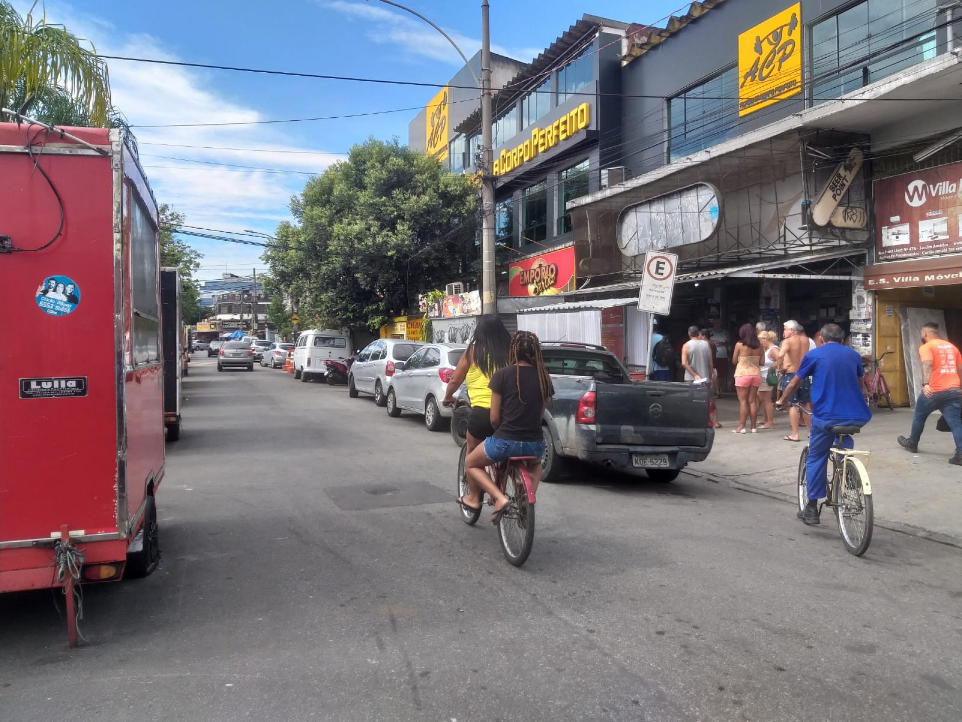 Na manhã de hoje, o clima na região era de aparente tranquilidade, com as lojas reabertas e os moradores circulando pelas ruas - Reginaldo Pimenta/Agência O Dia