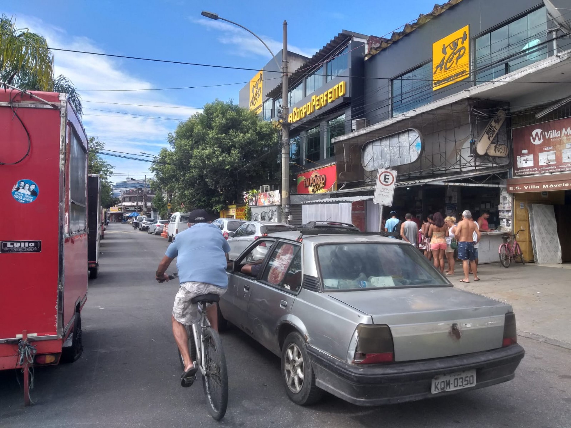 Após ataques, moradores e comerciantes tentaram retomar rotina nesta sexta-feira - Reginaldo Pimenta/Agência O Dia