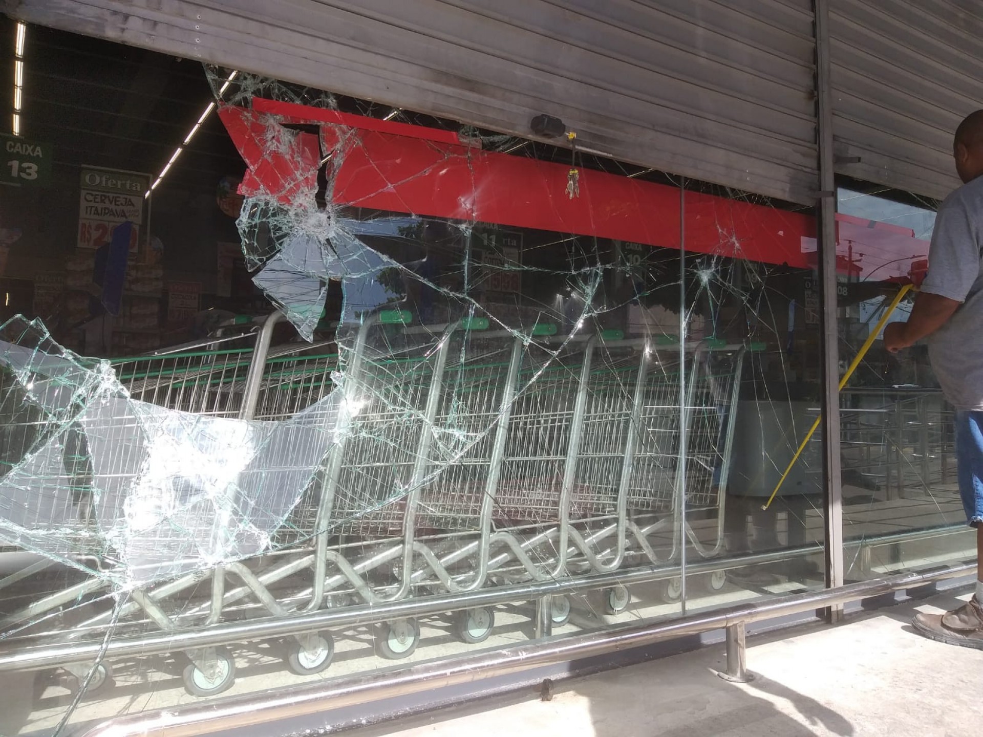 Comerciantes também aproveitaram a sexta-feira para avaliar os prejuízos dos ataques  - Reginaldo Pimenta/Agência O Dia