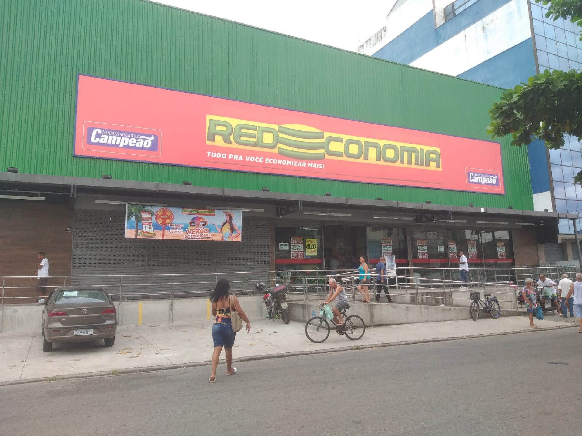 Supermercado que foi danificado durante o ataque reabriu nesta sexta-feira - Reginaldo Pimenta/Agência O Dia