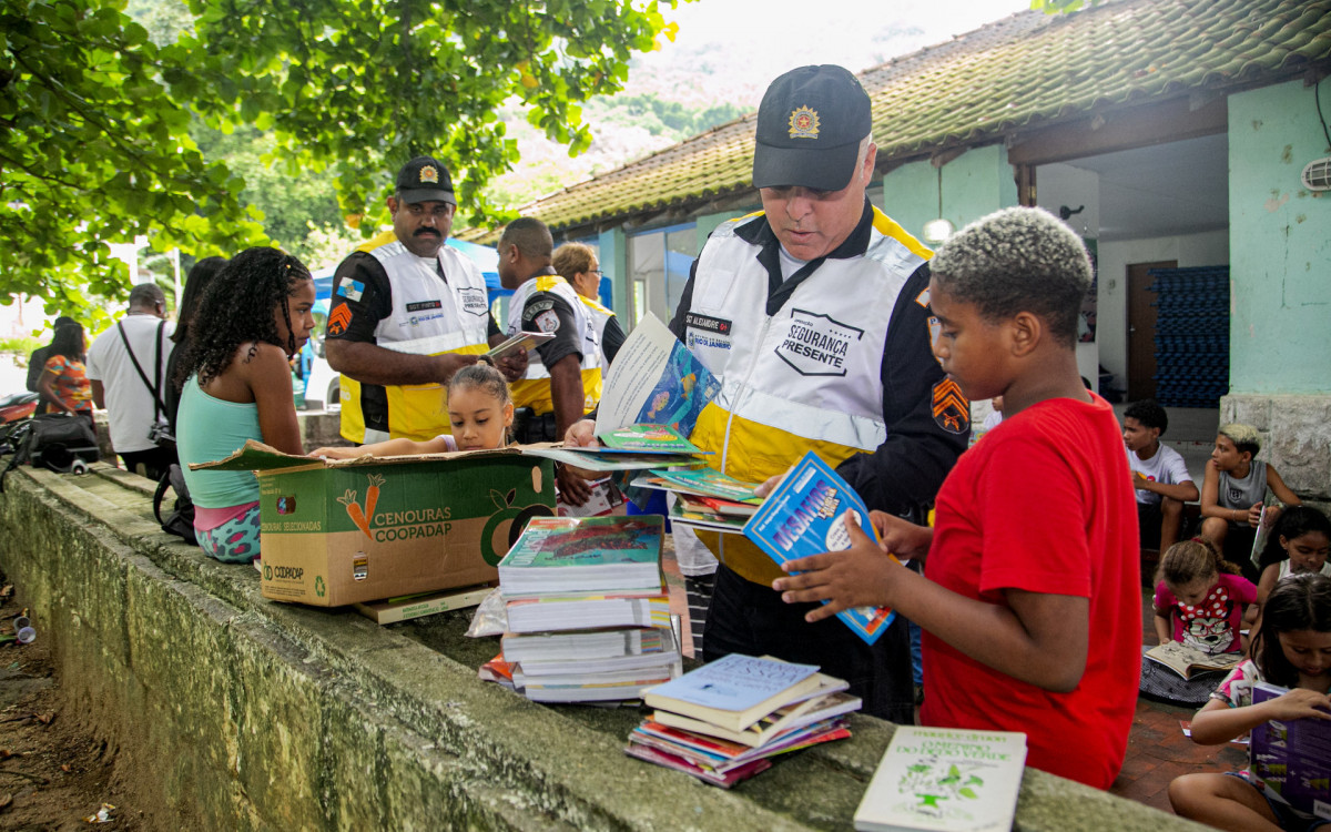 Livros foram entregues por equipe de agentes do programa M&eacute;ier Presente no fim da tarde desta sexta-feira (3)