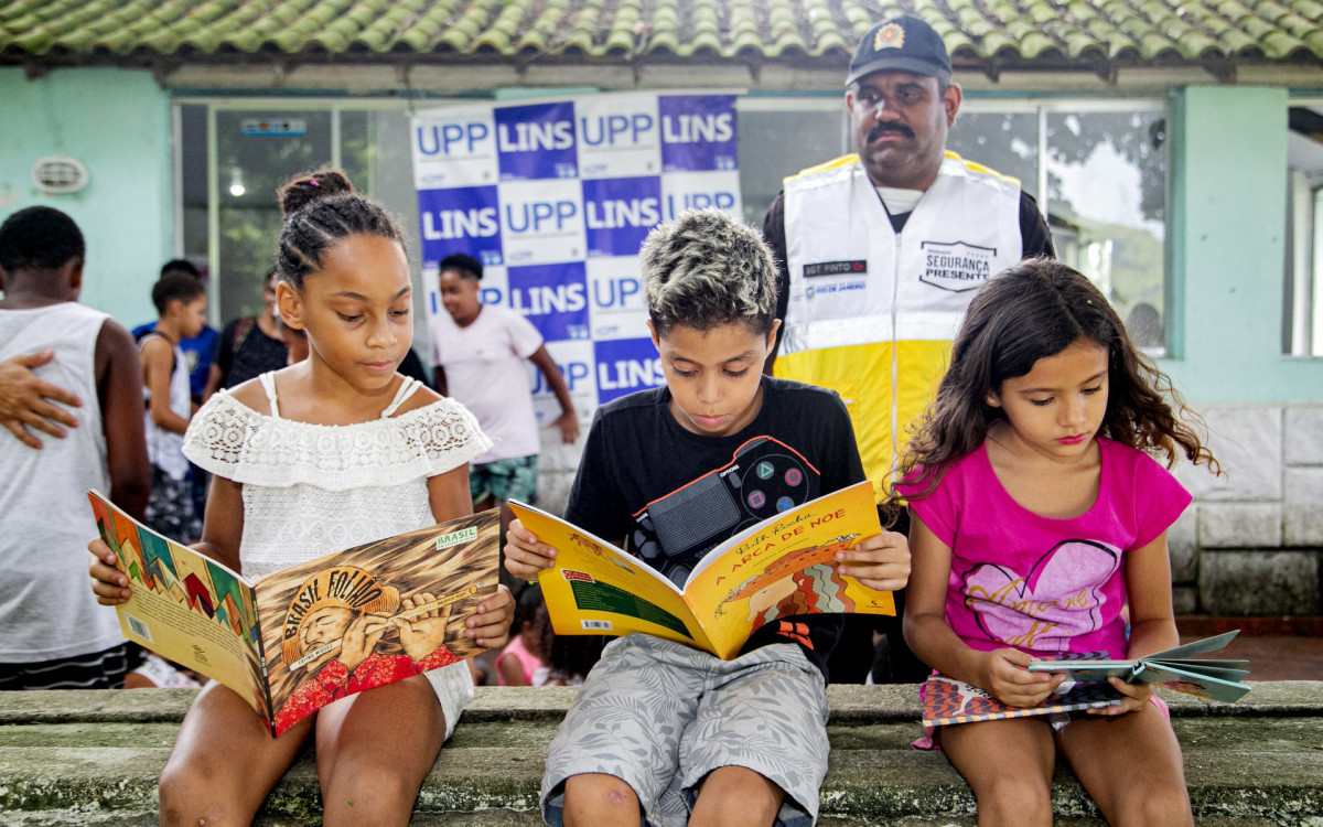 Livros foram entregues por equipe de agentes do programa M&eacute;ier Presente no fim da tarde desta sexta-feira (3)