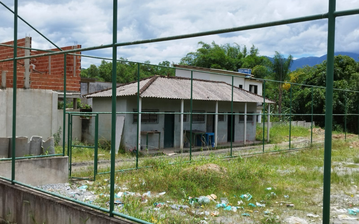 Campo de futebol do Encruzo da Enseada &eacute; alvo de usu&aacute;rios de drogas