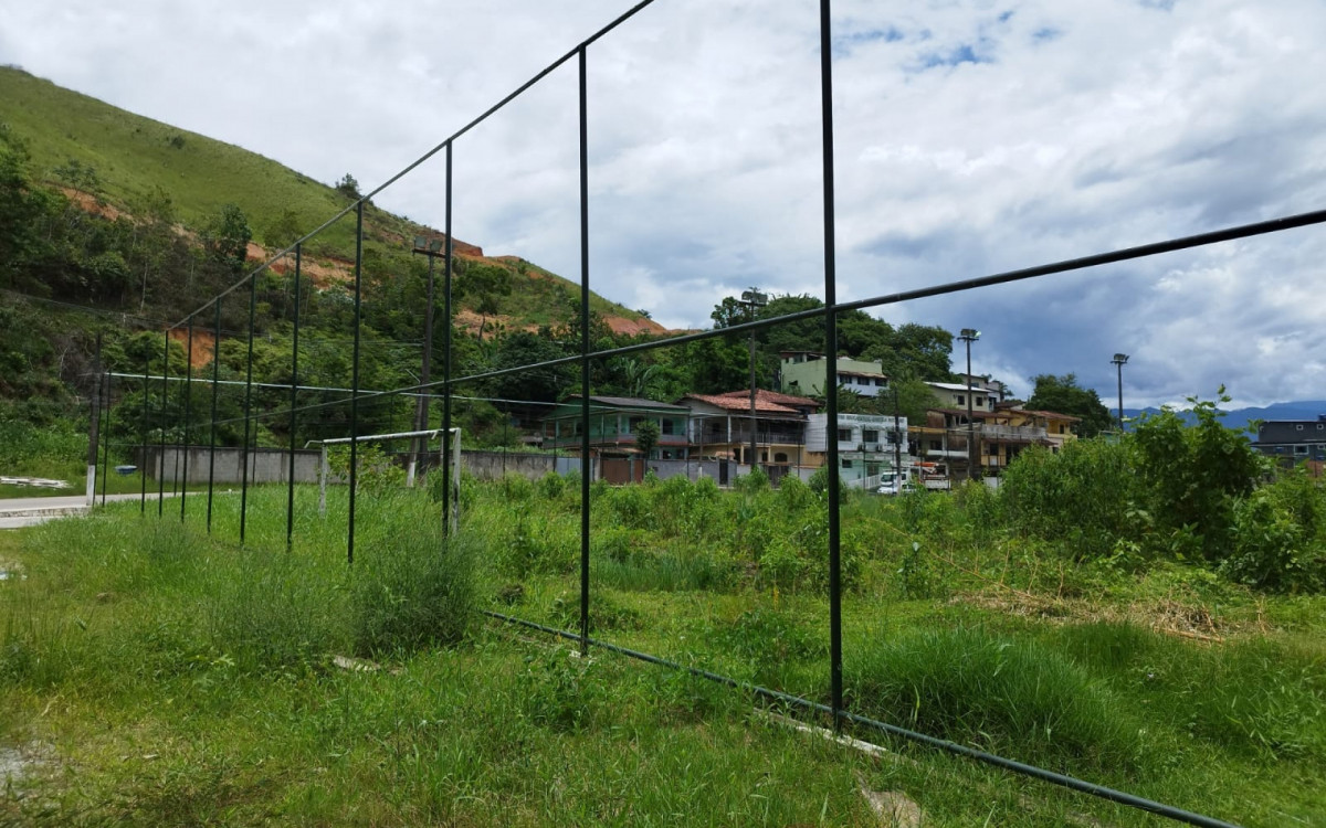 Mato tomou conta do campo de futebol do Encruzo da Enseada. "&Aacute;rea de Lazer" que traz inseguran&ccedil;a aos moradores.