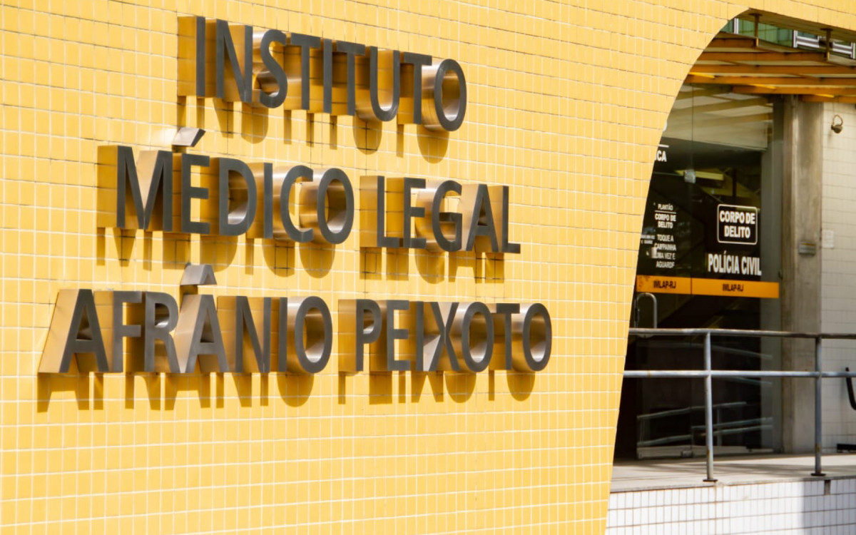 Parentes de bombeiro morto n&atilde;o quiseram falar com a imprensa sobre o caso. Movimenta&ccedil;&atilde;o na porta do Instituto M&eacute;dico Legal Afr&acirc;nio Peixoto, no Centro