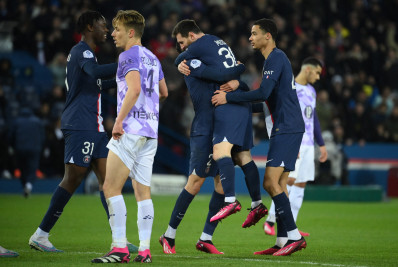 Sem Neymar e Mbappé, Messi decide e garante vitória do PSG