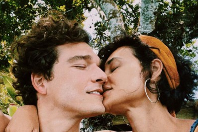 Só love! Débora Nascimento e Alex Cunha posam juntinhos durante viagem a Salvador