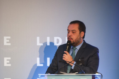 Governador prepara o passaporte para mais um evento internacional