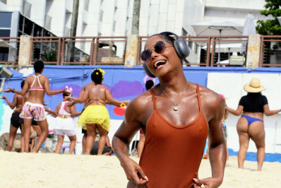 Adriana Bombom coloca o corpão pra jogo em aula de dança na praia