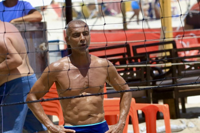 Romário joga futevôlei com amigos na praia da Barra da Tijuca