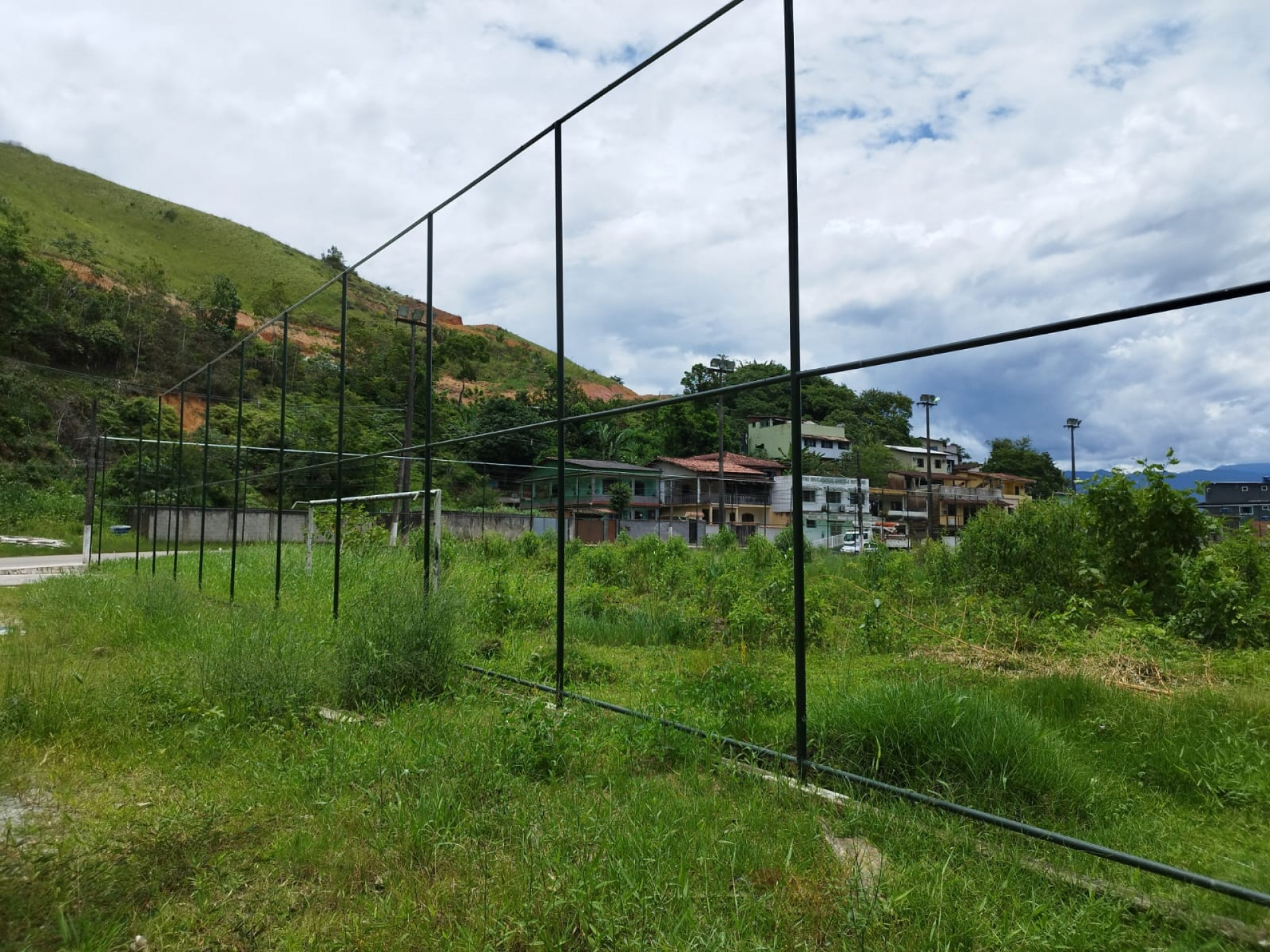 Mato tomou conta do campo de futebol do Encruzo da Enseada. "&Aacute;rea de Lazer" que traz inseguran&ccedil;a aos moradores. - Divulga&ccedil;&atilde;o