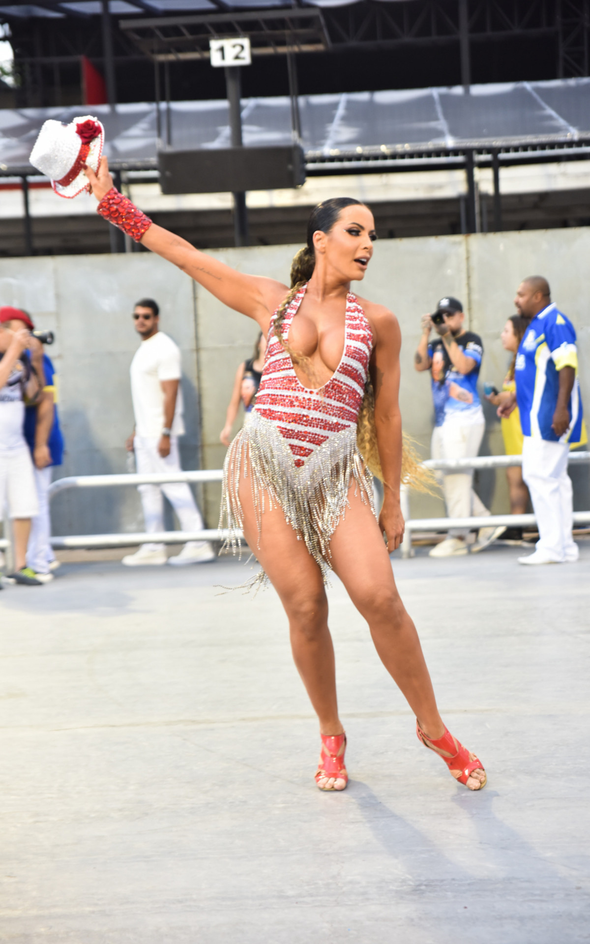 Cantora Carla Prata brilhou como rainha de bateria da Acad&ecirc;micos do Tucuruvi, em S&atilde;o Paulo