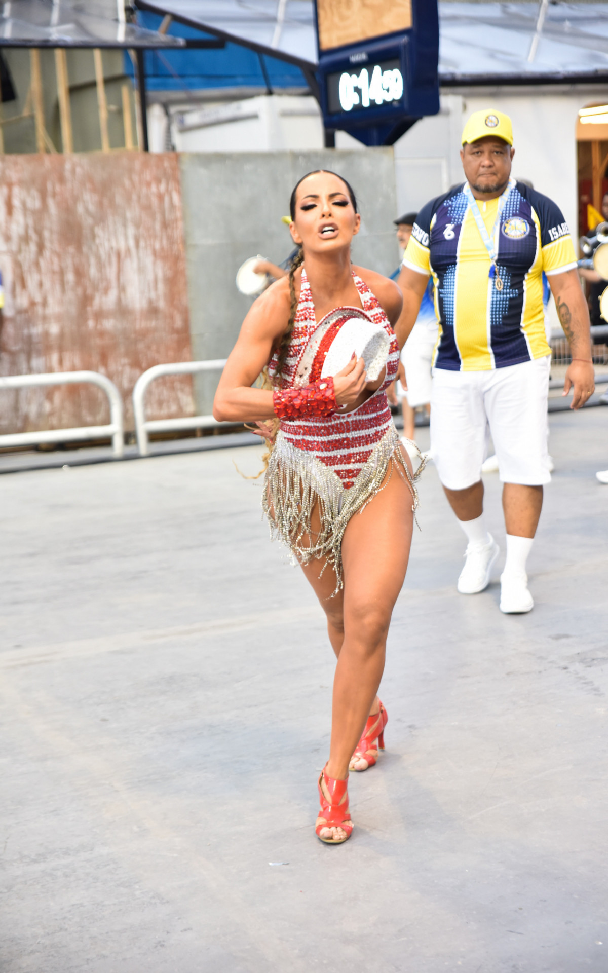 Cantora Carla Prata brilhou como rainha de bateria da Acad&ecirc;micos do Tucuruvi, em S&atilde;o Paulo