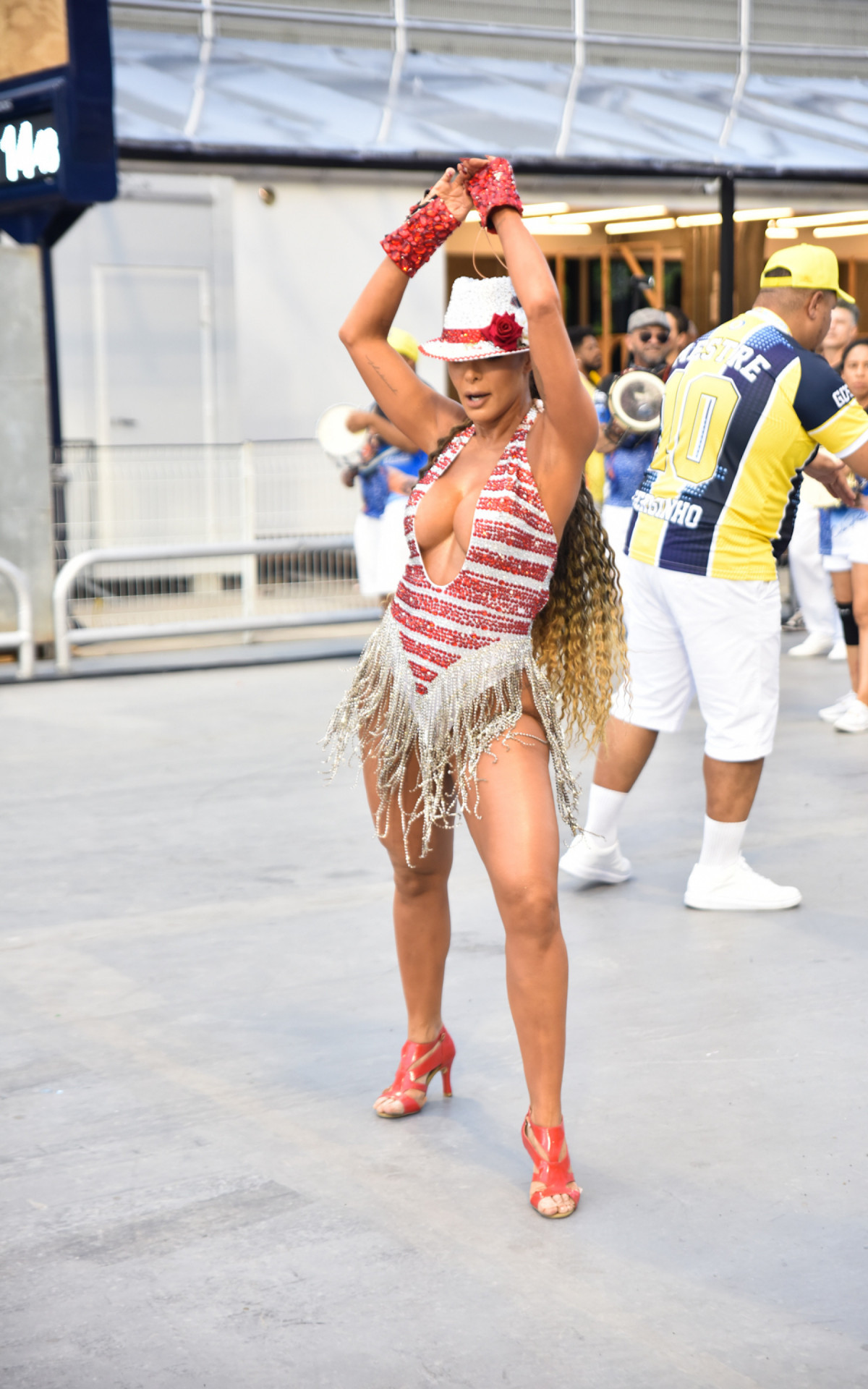 Cantora Carla Prata brilhou como rainha de bateria da Acad&ecirc;micos do Tucuruvi, em S&atilde;o Paulo