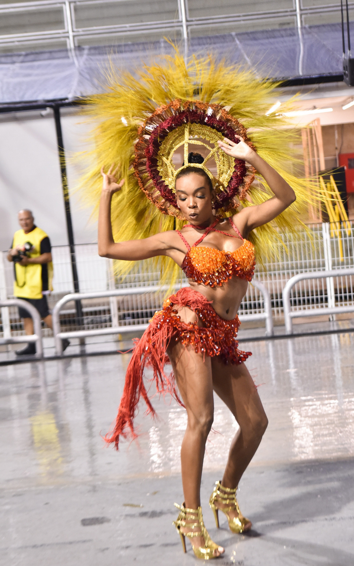 Ex-BBB Thelminha desfilou como musa no ensaio t&eacute;cnico da Mocidade Alegre, em S&atilde;o Paulo