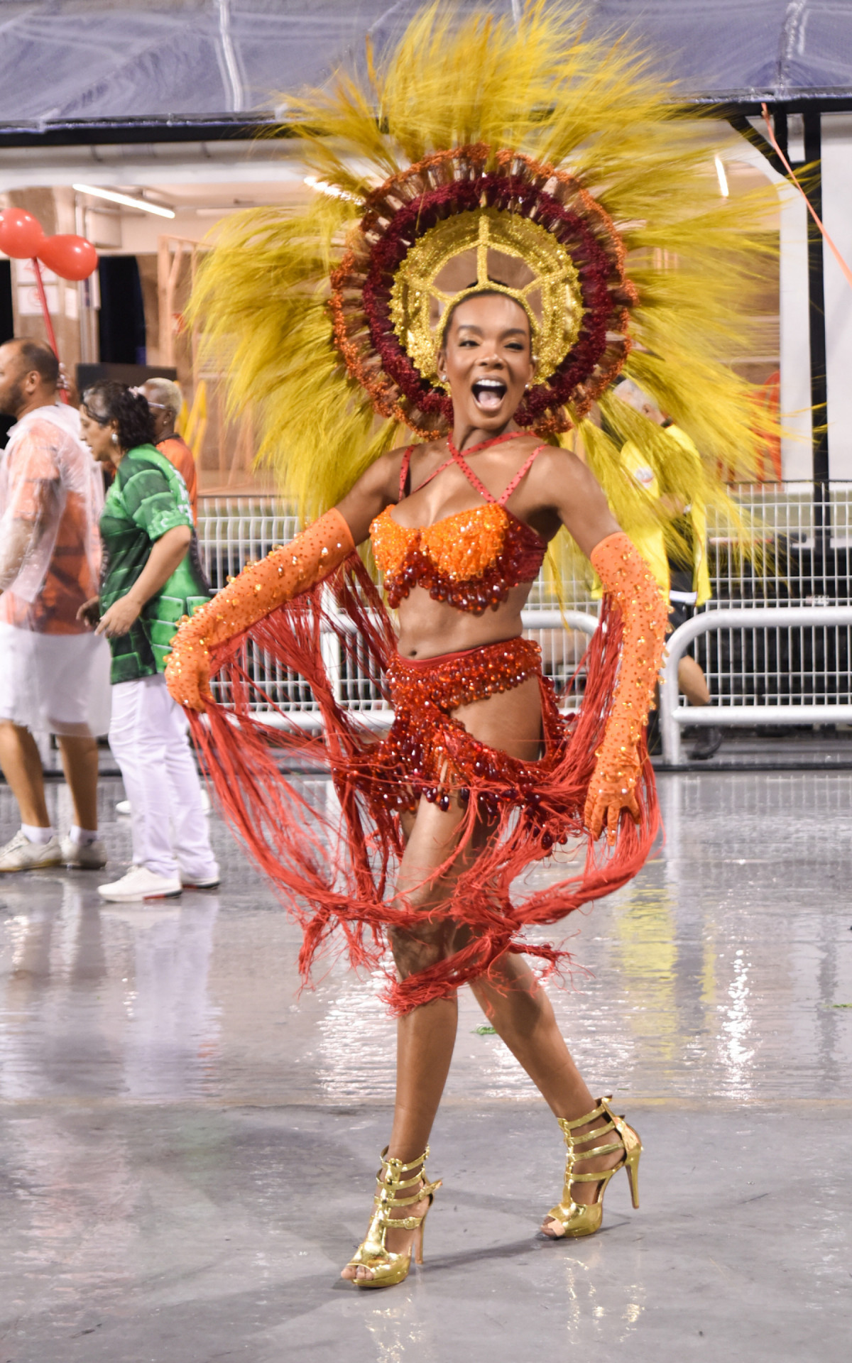 Ex-BBB Thelminha desfilou como musa no ensaio t&eacute;cnico da Mocidade Alegre, em S&atilde;o Paulo