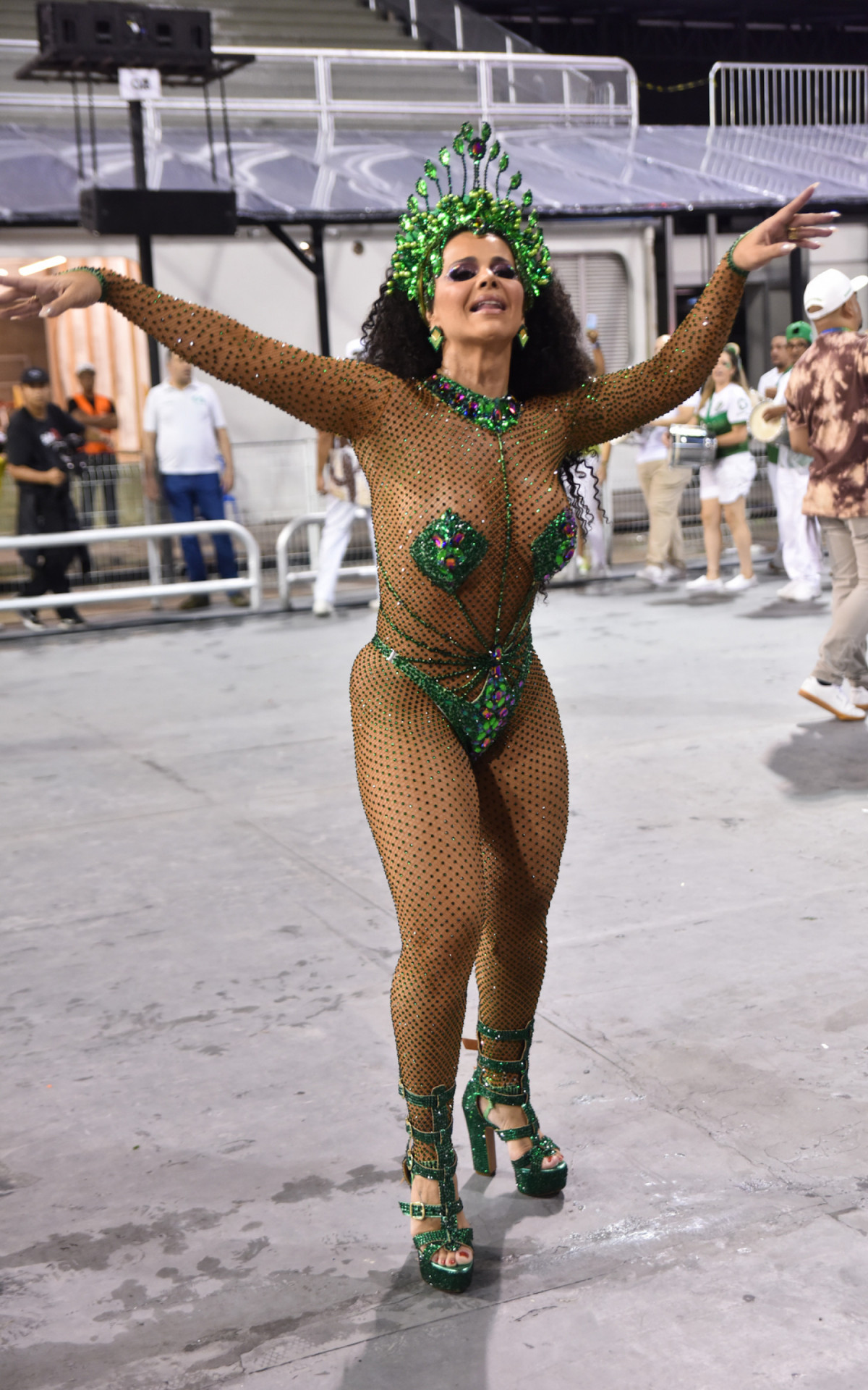 Rainha de bateria, Viviane Ara&uacute;jo deu show no ensaio t&eacute;cnico da Mancha Verde